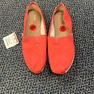 Coral Toms size 6